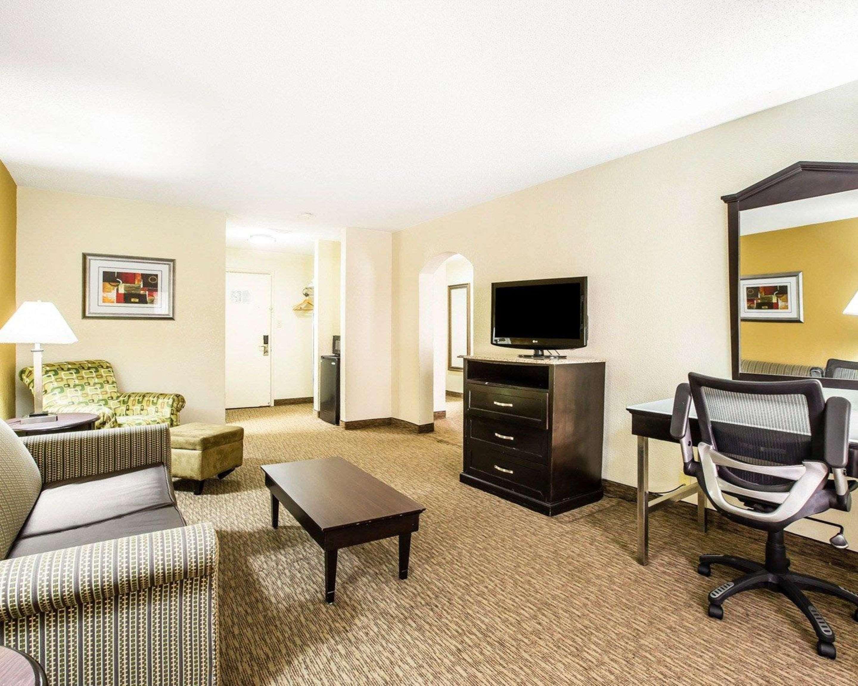 Quality Inn & Suites - Greensboro-High Point Extérieur photo